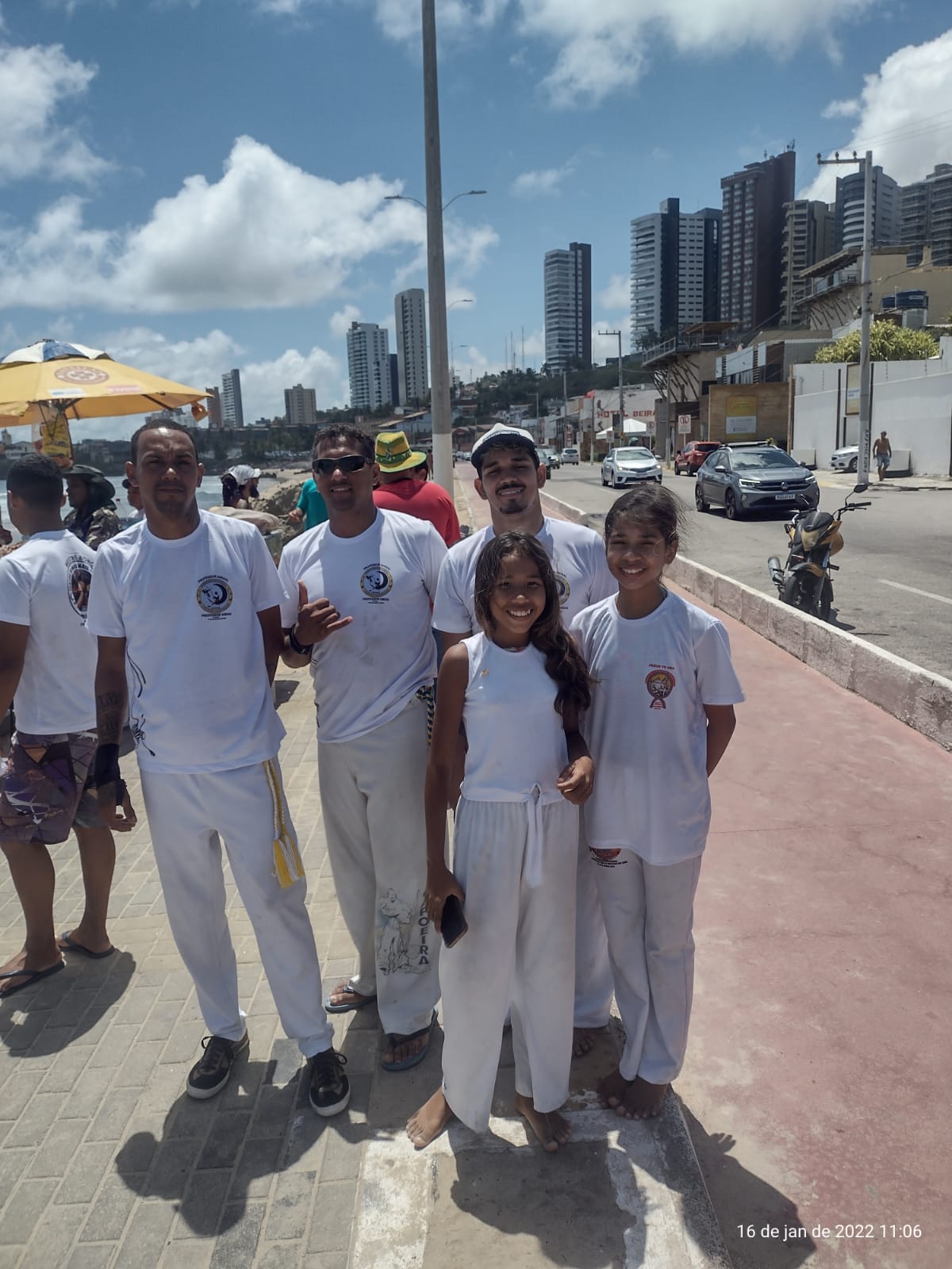 Mestre ensinando capoeira
